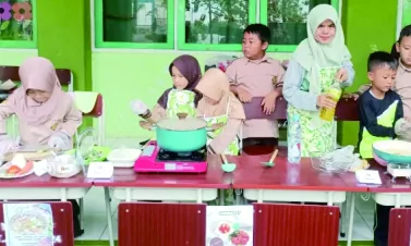 Siswa SDIT Al Falah bekerja sama dalam kegiatan kelas