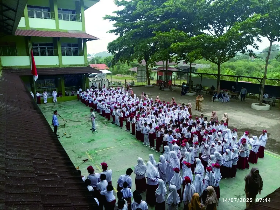 Siswa mengikuti kegiatan pembelajaran dan pembiasaan