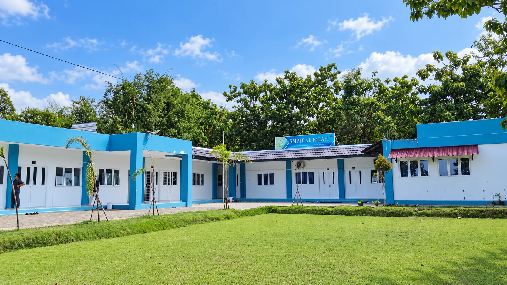 Gedung SMPIT Al Falah dan halaman sekolah