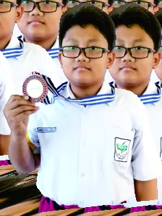 Siswa belajar dengan pendampingan guru